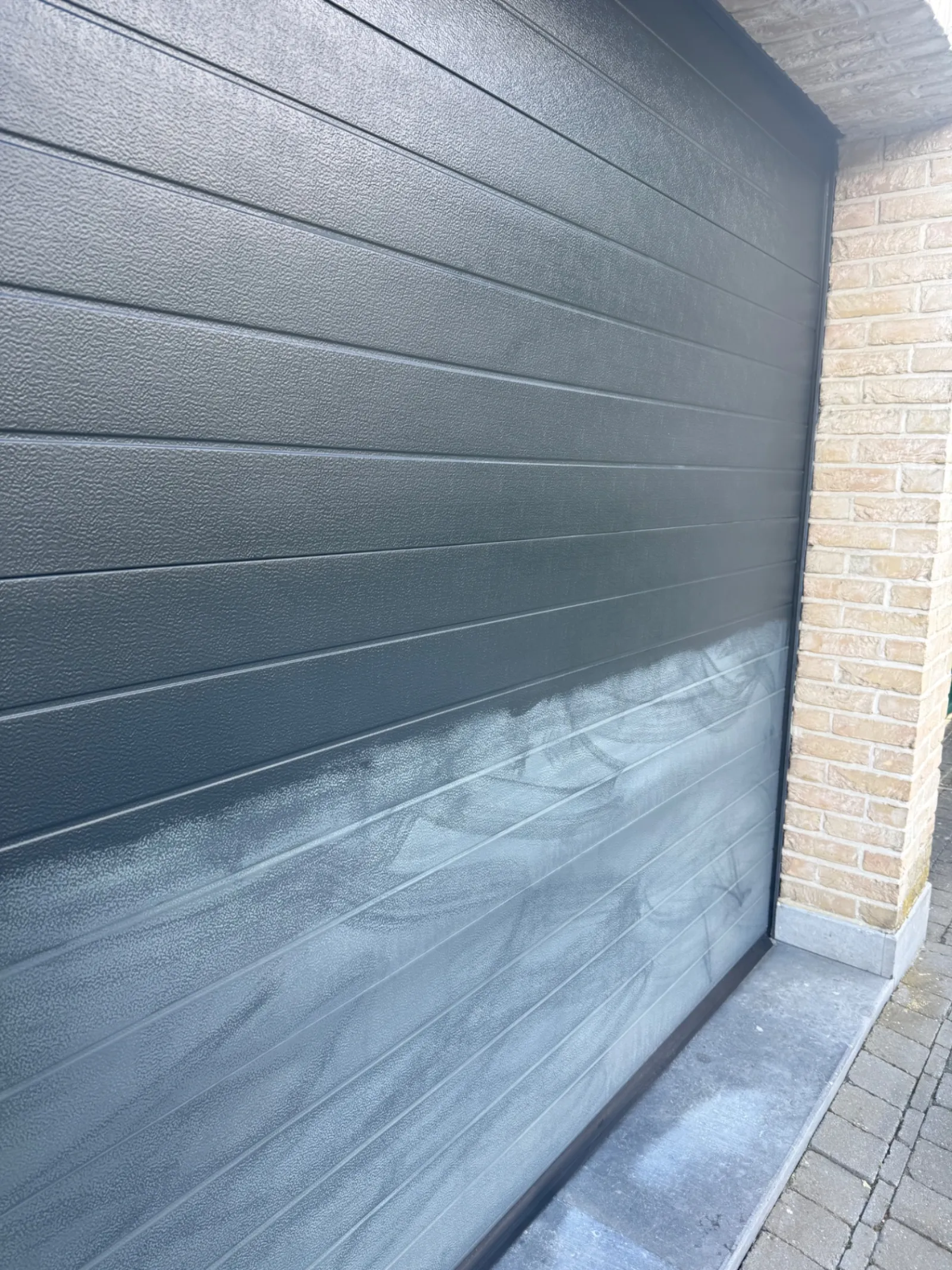 Garagepoort met hersteld kleurresultaat na RENEW-behandeling