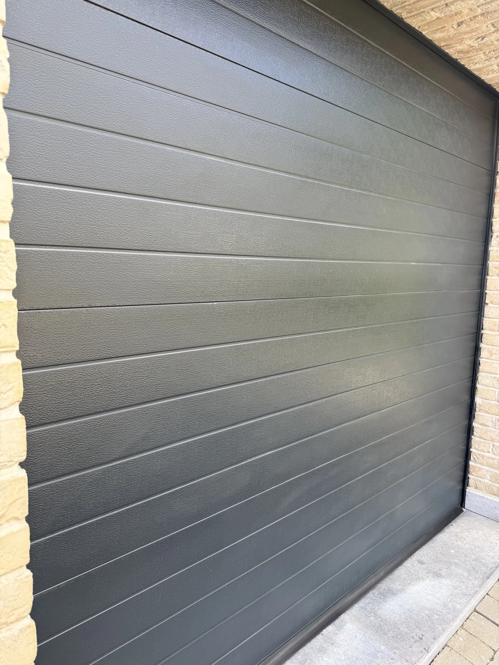 Garagepoort na RENEW behandeling