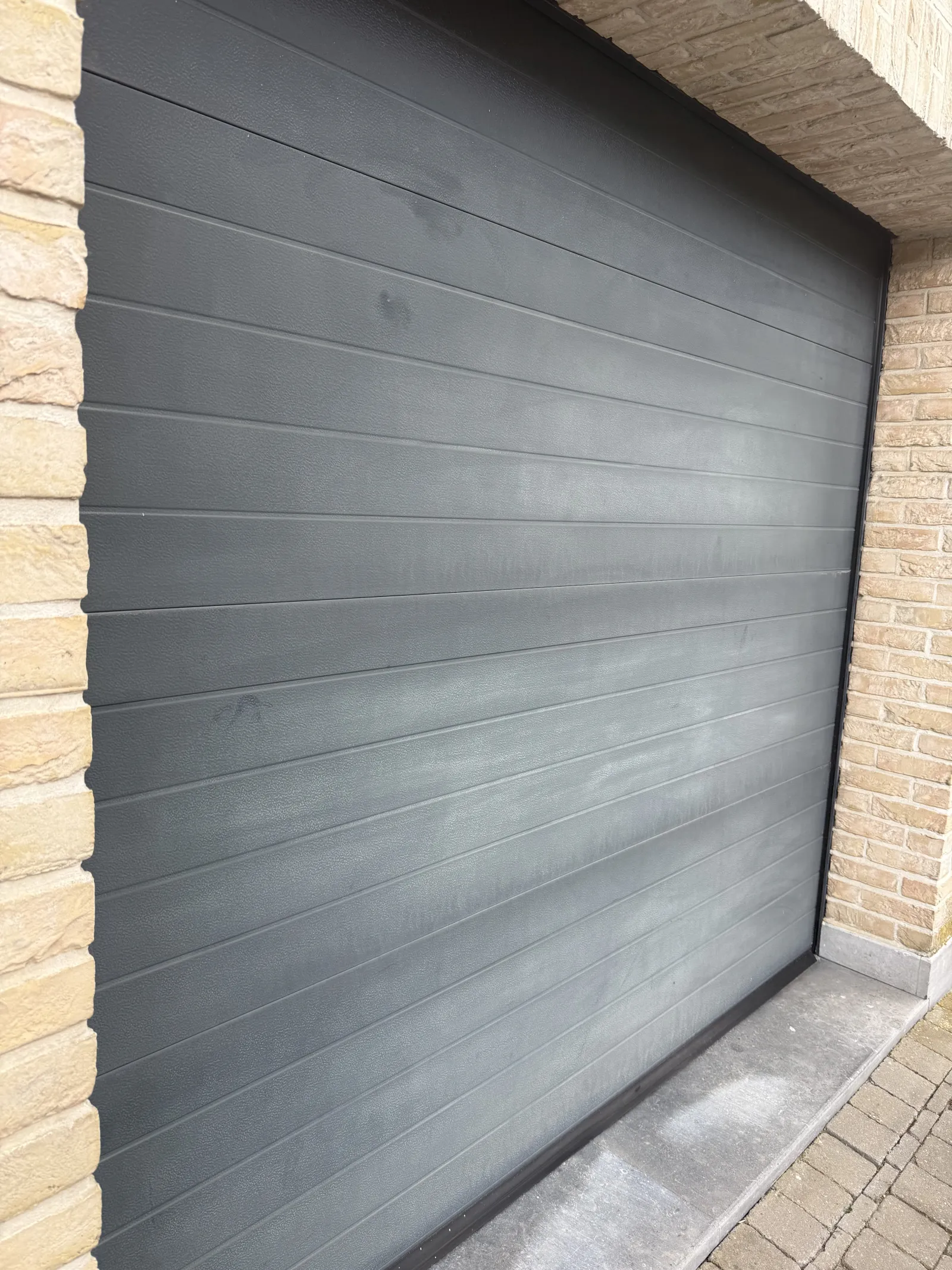 Garagepoort voor RENEW behandeling