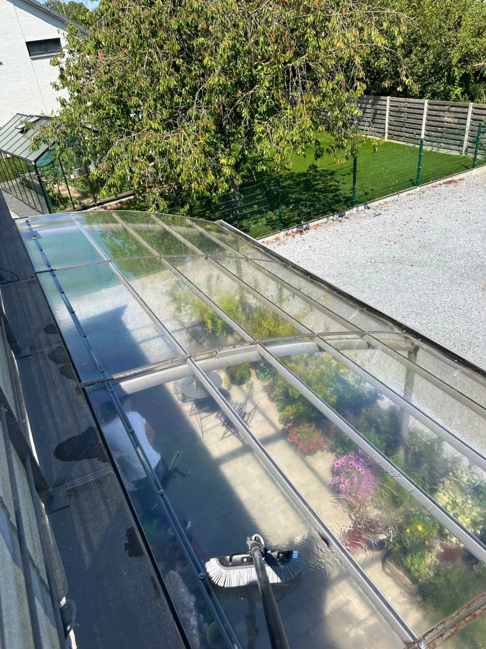 Gereinigde veranda met heldere glaspartijen